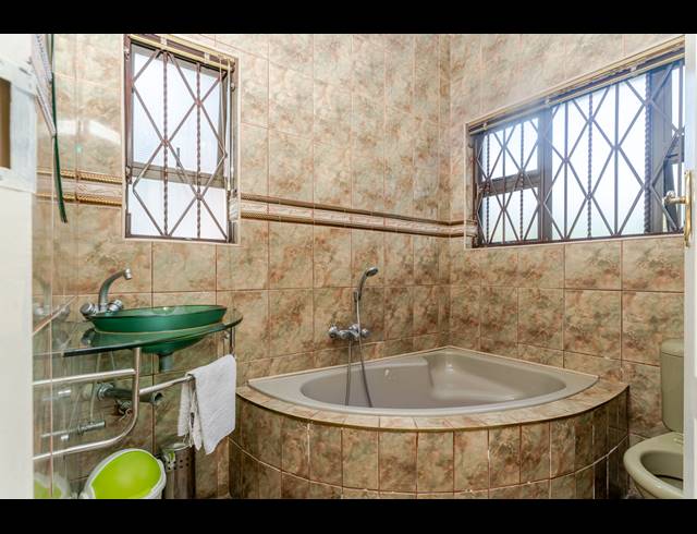 6 BEDROOM FREESTANDING FOR SALE IN VORNA VALLEY